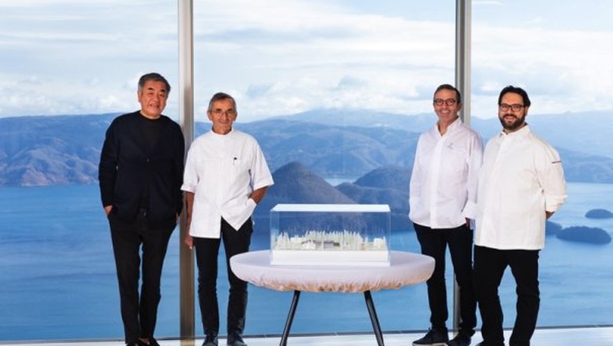 Michel et Sébastien Bras avec le chef Simone Cantafio qui dirige déjà le premier restaurant au Japon.