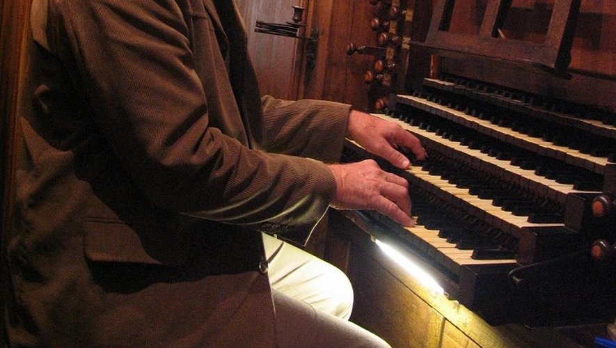 Christopher Hainsworth, l’organistede la cathédrale de Bézierssera à Conques.