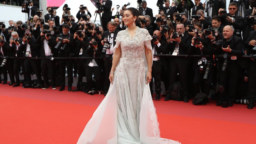 Gong Li a opté pour une longue robe brodée, couleur pastel, pour assister à la projection du film "The Dead Don't Die". Une création signée Ralph & Russo. Cannes, le 14 mai 2019.