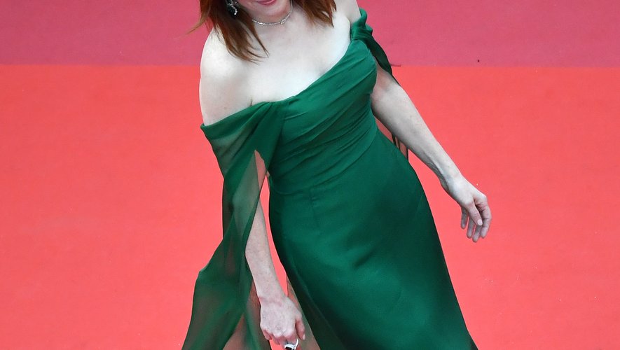 La flamboyante Julianne Moore a brillé sur la tapis rouge du Palais des festivals dans une somptueuse robe en mousseline de soie vert forêt Dior Haute Couture. Cannes, le 14 mai 2019.