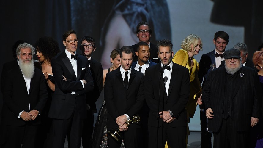 D.B. Weiss (centre gauche) et David Benioff (centre droit) ont remporté l'Emmy Award de la meilleure série dramatique en 2016.