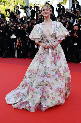 Elle Fanning joue la carte de l'élégance et du romantisme dans cette imposante robe Valentino Haute Couture, recouverte de fleurs. Cannes, le 15 mai 2019.