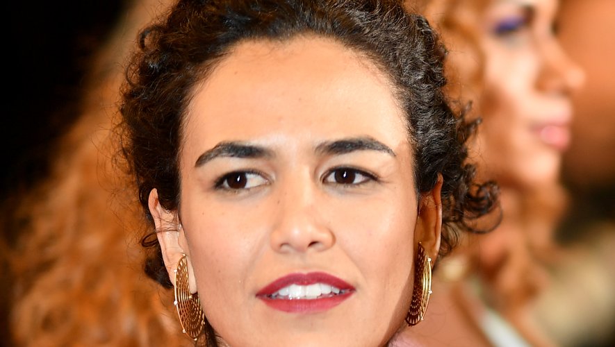 La comédienne brésilienne Barbara Colen a tenté une coiffure simple sur les marches avec quelques mèches lâchées pour cadrer son visage. Des lèvres bordeaux ont rehaussé son look. 15 mai 2019