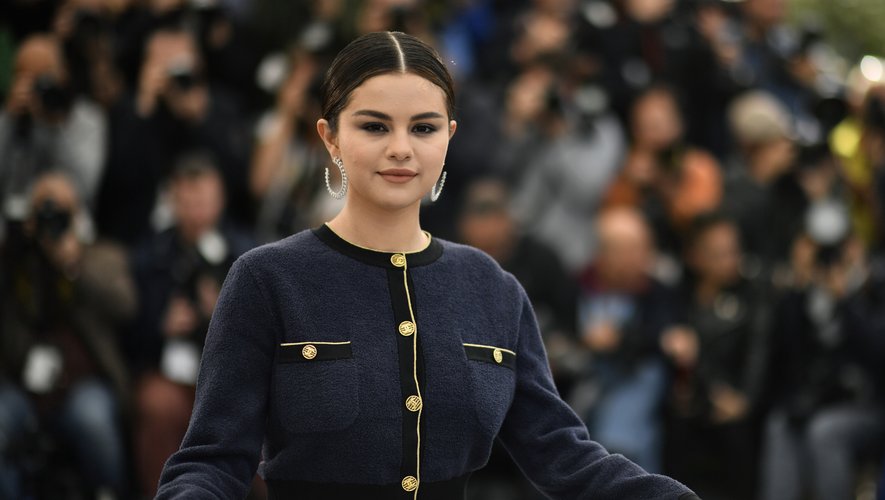 L'actrice et chanteuse Selena Gomez a livré une esthétique tendance avec des lèvres taupe et une raie au milieu franche, adoucie par un regard smoky léger. 15 mai 2019