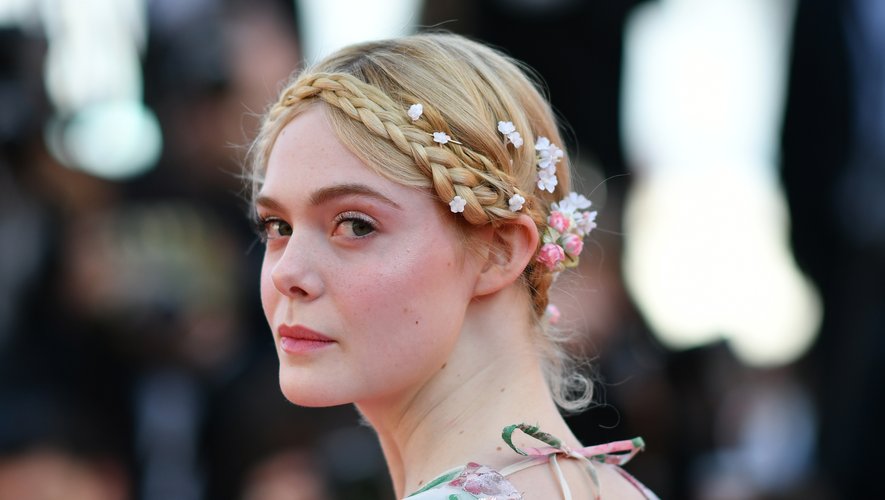 L'actrice et jurée Elle Fanning s'est faite romantique avec une couronne tressée piquée de petites fleurs. Une touche de blush rose et des lèvres claires restaient dans la même veine. 15 mai 2019