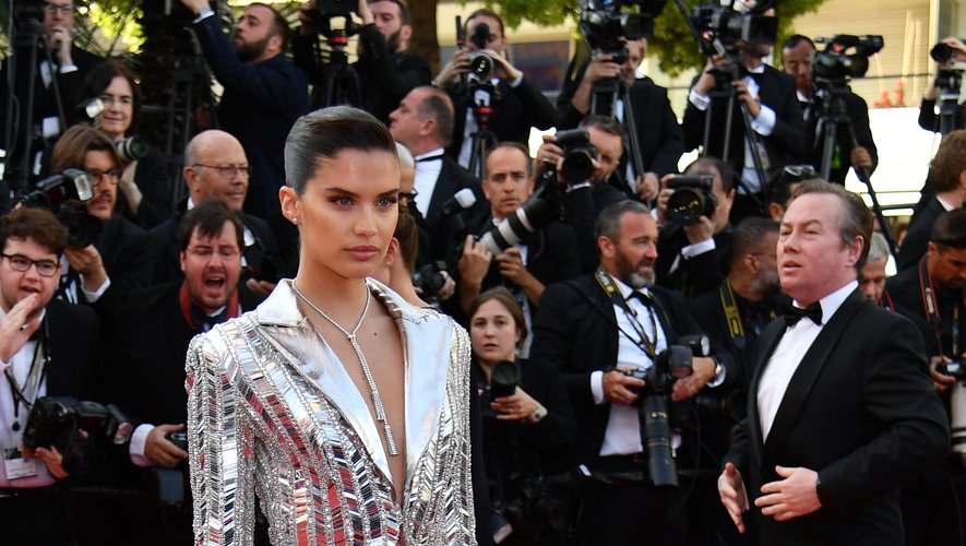 Sara Sampaio s'est démarquée dans un costume féminin couleur argent, brodé de détails brillants, signé Rami Kadi. Cannes, le 16 mai 2019.