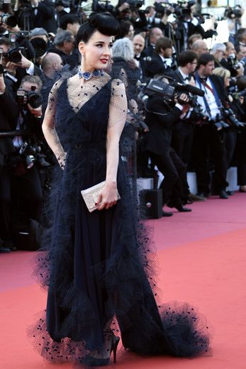 Comme à son habitude, Dita Van Teese était divine dans cette longue robe noire recouverte d'un voile, signée Alexis Mabille. Cannes, le 16 mai 2019.