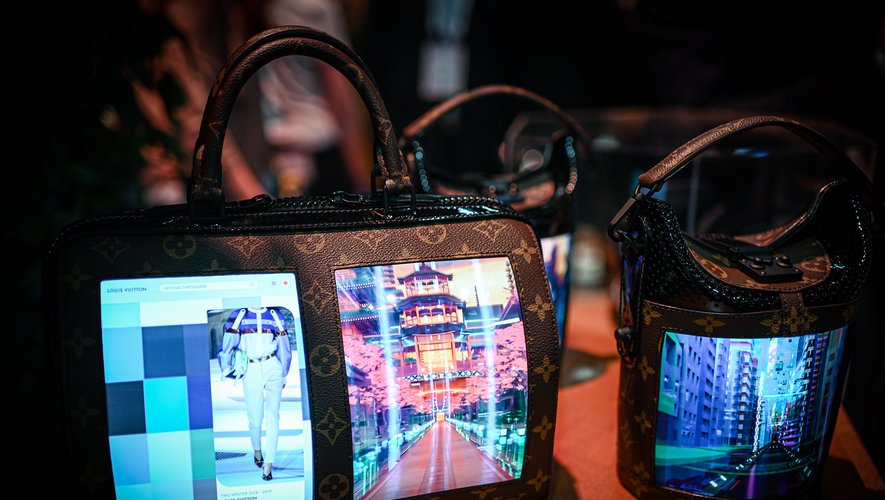 Le groupe LVMH a présenté vendredi à Paris au salon VivaTech un sac à main connecté intégrant des écrans flexibles