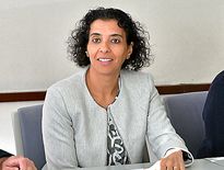 Fatima Bouzaouza défend ses arguments face aux syndicats.