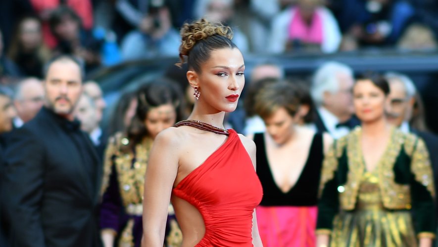 Bella Hadid a joué la carte de la sensualité pour cette nouvelle montée des marches, arborant une robe asymétrique d'un rouge vibrant, avec un dos nu, signée Roberto Cavalli. Cannes, le 17 mai 2019.