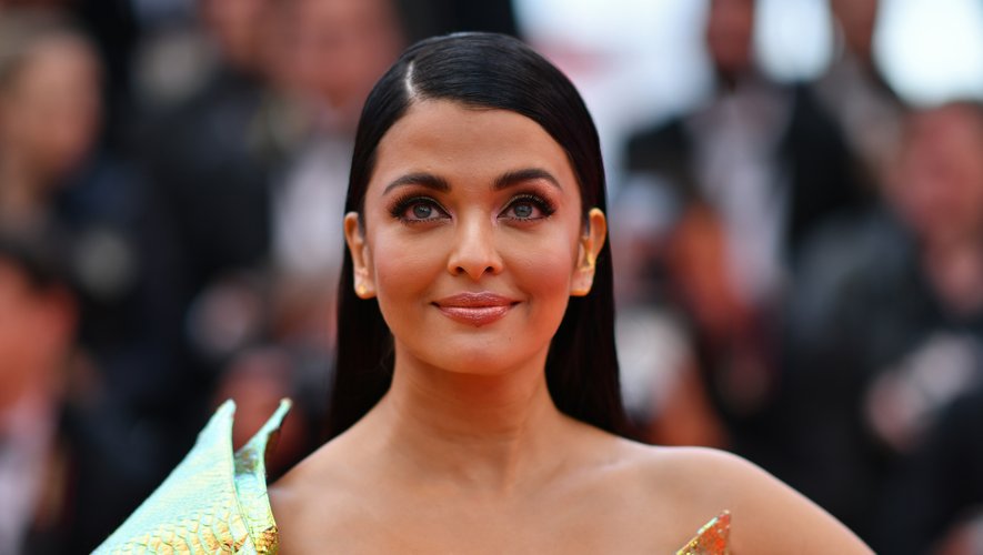 Éblouissante, l'Indienne Aishwarya Rai Bachchan, a opté pour des sourcils marqués, une bouche corail et un fard doré. 9 mai 2019