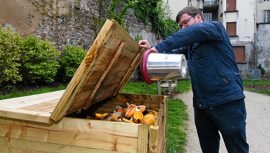 Les cafetiers valorisent le marc de café directement dans les composteurs de la ville.