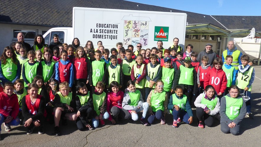 Les participants à cette journée de prévention routière réunis dans la cour de l’école Jean-Boudou.