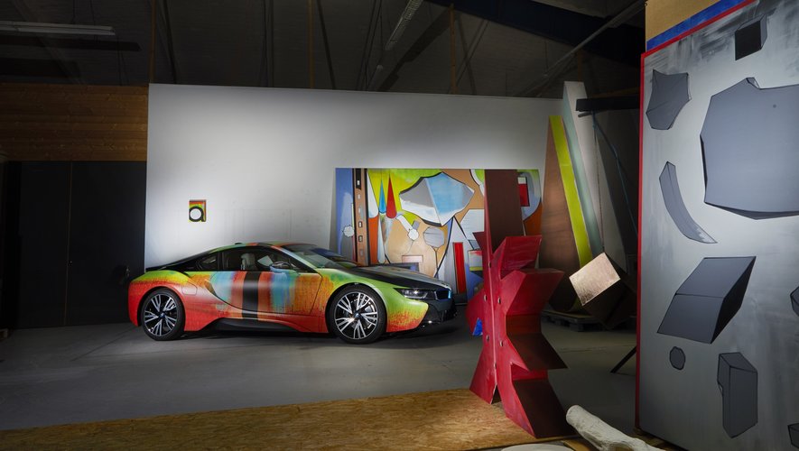 La BMW i8 faite sculpture automobile par Thomas Scheibitz, ici dans l'atelier de l'artiste.