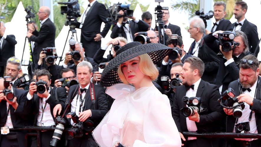 Il s'agit d'une des plus belles tenues vues sur la Croisette depuis le début du Festival. Elle Fanning a fait le show dans une blouse en organza de soie ivoire et une jupe en tulle bleu nuit signés Dior Haute Couture. Cannes, le 21 mai 2019.