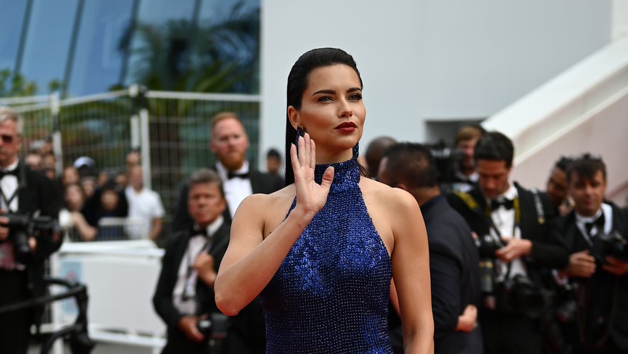 Chic et sensualité. Adriana Lima a brillé sur la Croisette dans une élégante robe fendue, scintillant de mille feux, signée Michael Kors. Cannes, le 22 mai 2019.