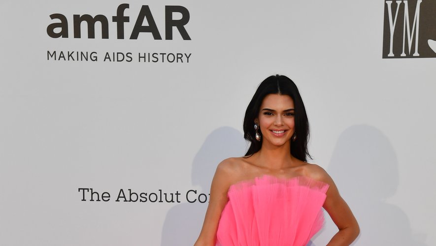 Kendall Jenner était lumineuse dans une robe faite de tulle rose fluo, issue de la future collaboration entre Giambattista Valli et H&M. Cannes, le 23 mai 2019.