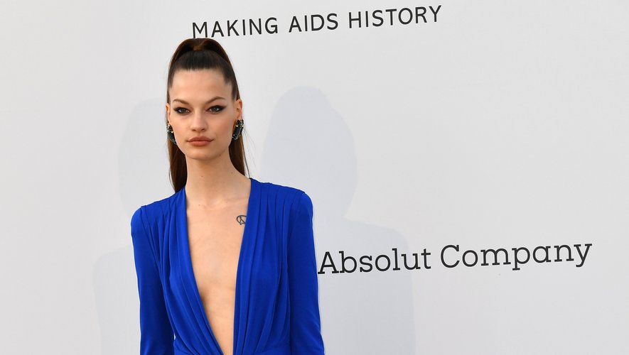 Faretta a choisi le bleu Klein d'une robe fendu au décolleté vertigineux, signée Dsquared2. Cannes, le 23 mai 2019.
