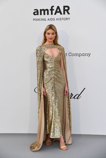 Martha Hunt était divine dans une longue robe près du corps d'un or scintillant, agrémentée d'une cape et signée Monique Lhuillier. Cannes, le 23 mai 2019.