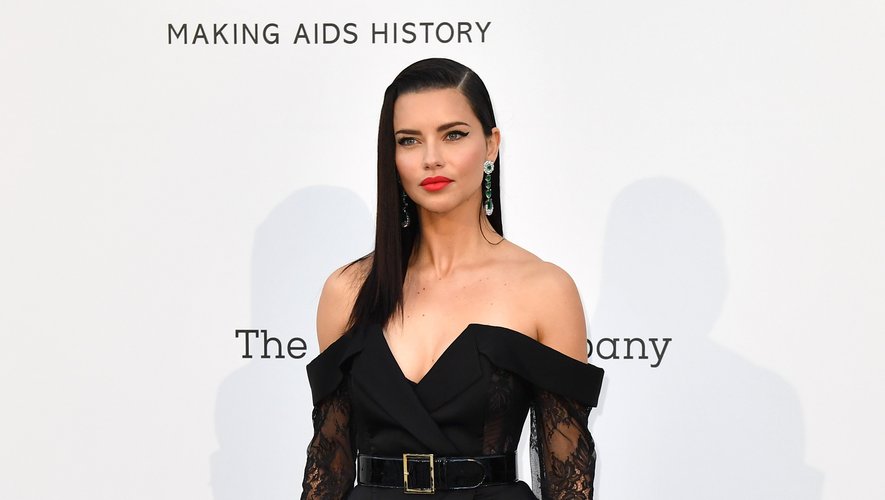 Adriana Lima a préféré le chic d'une robe bustier noire fendue, semi-transparente, signée  Ester Abner. Cannes, le 23 mai 2019.