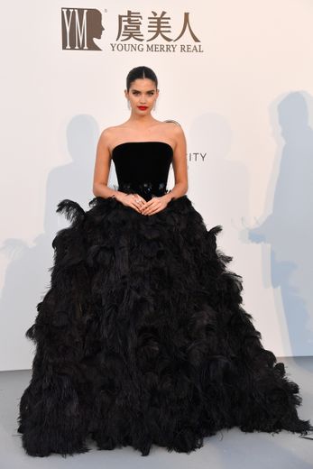 Sara Sampaio a joué les princesses obscures arborant une somptueuse robe bustier noire, recouverte de plumes, signée Armani Privé. Cannes, le 23 mai 2019.