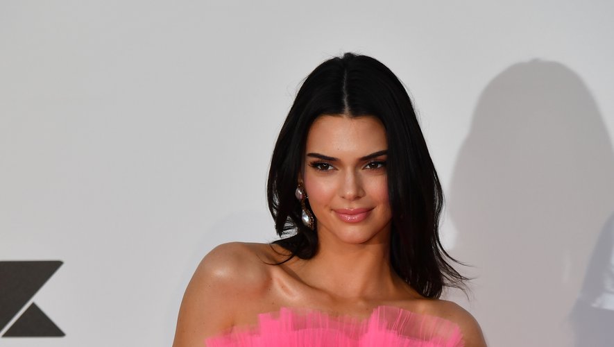 Le mannequin Kendall Jenner était plus glamour que jamais avec un teint de rose, des sourcils appuyés et des lèvres brillantes.