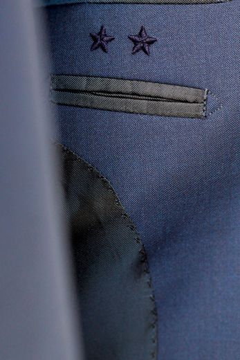 Smalto a brodé les deux étoiles des Bleus sur la poche intérieure de leur nouvelle veste de costume.