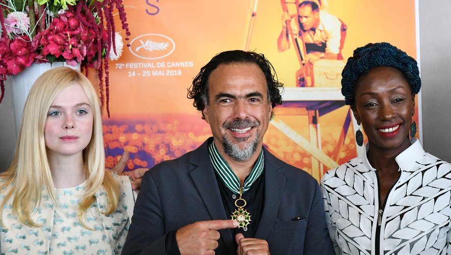 Alejandro Gonzalez Inarritu (C) avec Elle Fanning (G) et Maimouna N'Diaye (D), mai 21, 2019