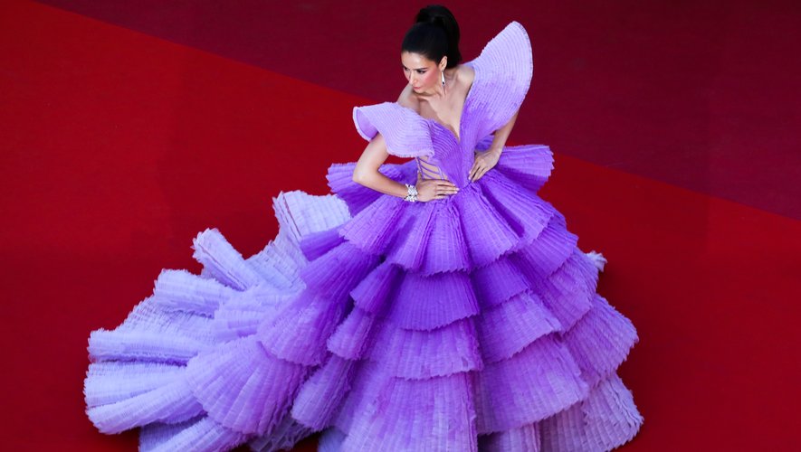 Sririta Jensen dans une robe faite de superposition de tulle lavande ombré, par Michael Cinco. Cannes, le 16 mai 2019.