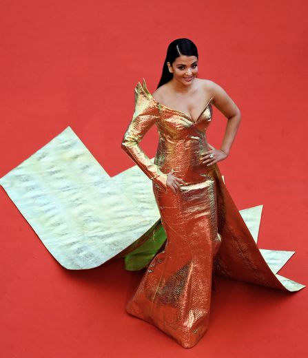 Aishwarya Rai dans une robe asymétrique assortie à une traîne spectaculaire, par Jean-Louis Sabaji Couture. Cannes, le 19 mai 2019.