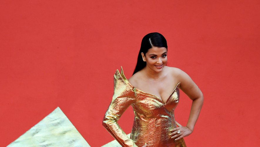 Aishwarya Rai dans une robe asymétrique assortie à une traîne spectaculaire, par Jean-Louis Sabaji Couture. Cannes, le 19 mai 2019.