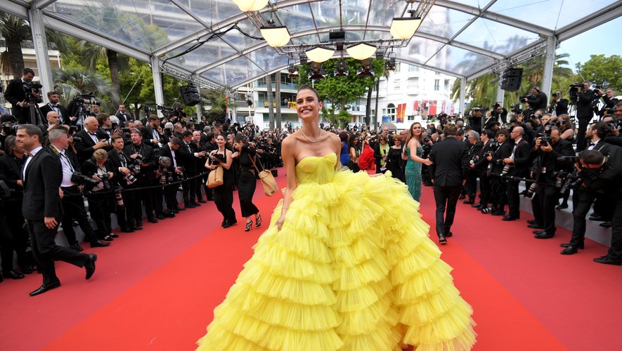 Fernanda Liz dans une robe réalisée en tulle jaune, par Ali Karoui Couture. Cannes, le 22 mai 2019.