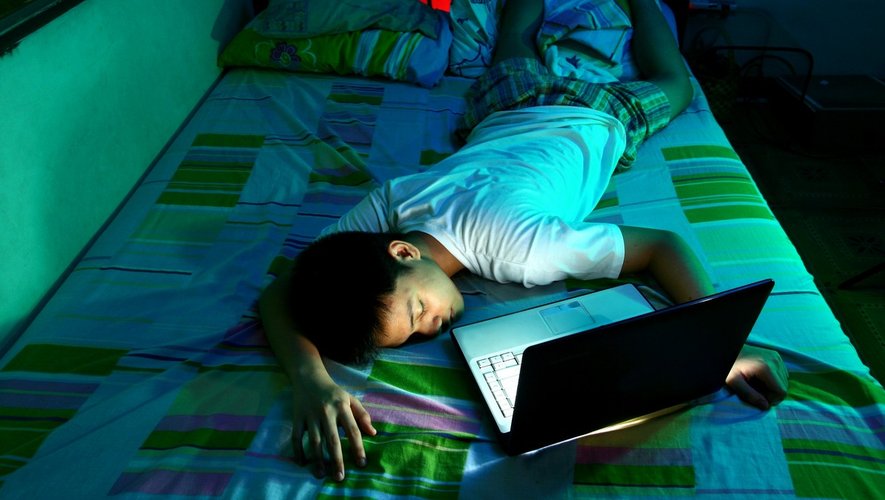 Adolescents : moins d’écrans pour un meilleur sommeil
