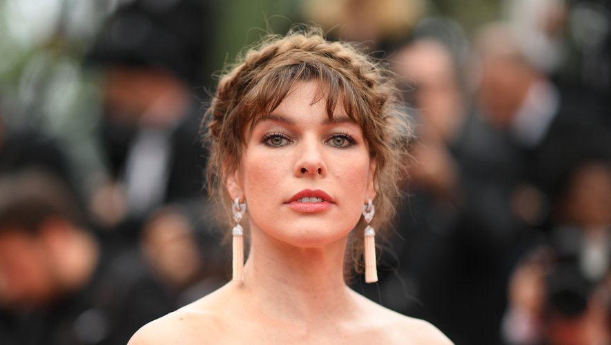 L'actrice américaine Milla Jovovich arborait une couronne tressée un brin décoiffée pour plus de naturel, ce vendredi. Le 24 mai 2019