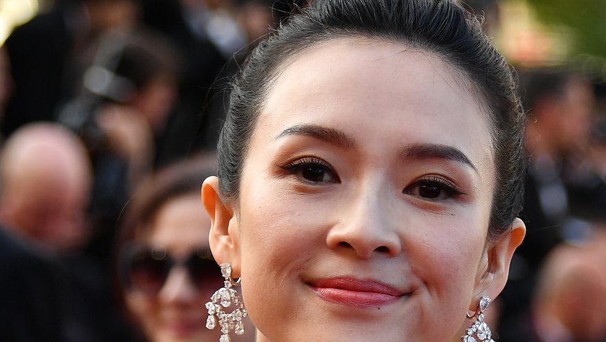 L'actrice chinoise Zhang Ziyi a capté l'attention avec un petit chignon haut, des lèvres roses, un teint mat et juste ce qu'il faut d'eyeliner. 25 mai 2019