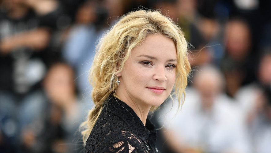 La star belge Virginie Efira a choisi une tresse lâche et texturée d'inspiration plage et une touche de rose sur les lèvres, sur les Marches de Cannes. 25 mai 2019
