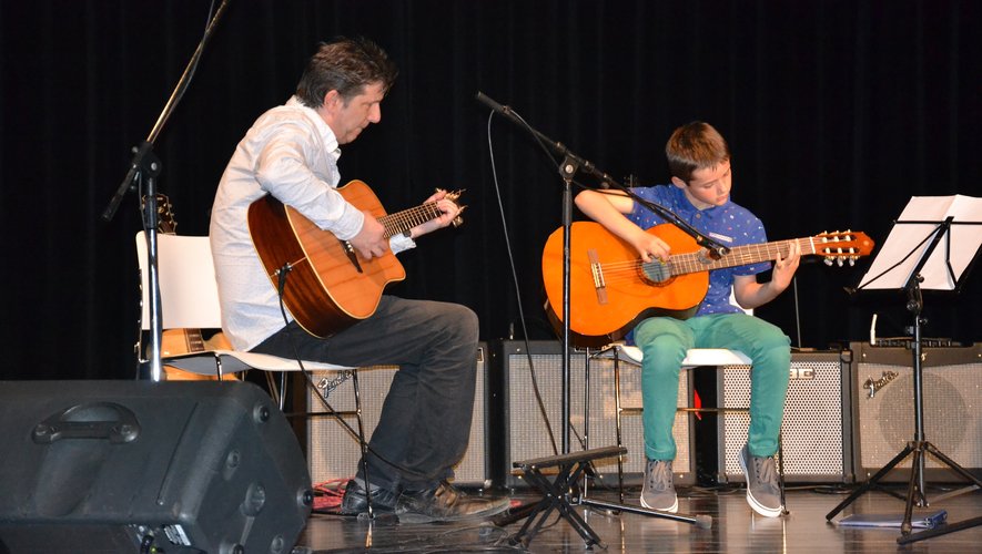 Tristan, première année de guitare, accompagné par Arnaud Bouloc.