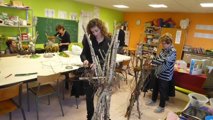 Des participantes au dernier atelier : couronne surélevée sur fagot de bois.