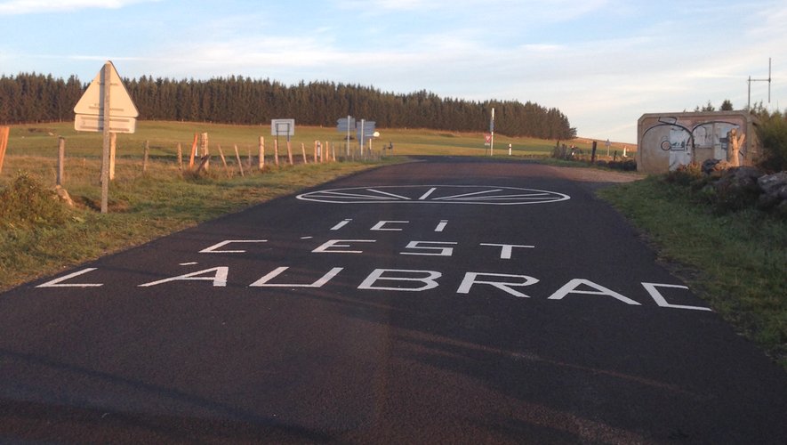 "Ici c'est l'Aubrac", une inscription sur la route qui en dit long sur l'afflux touristique.