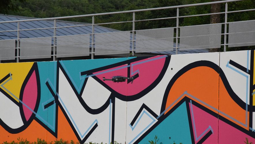 Un drone passe devant la fresque de Sifat.