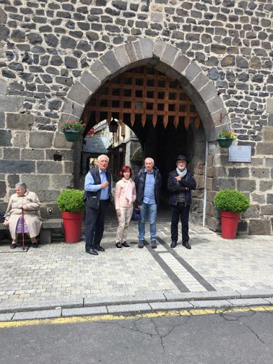 Mur De Barrez Un Couple De Monegasques Prefere Le Carladez A Chambord Centrepresseaveyron Fr