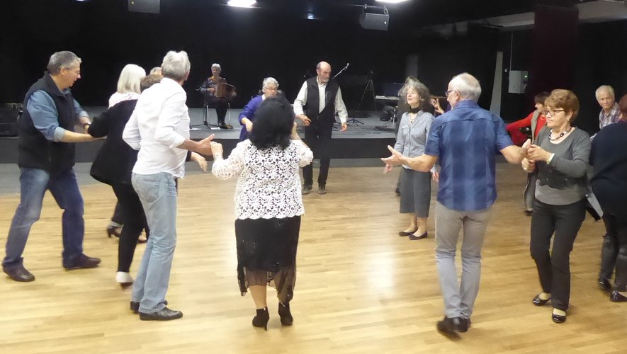 "Representation teatrala, iniciacion a la dança e balèti" avec une troupe de théâtre occitane
