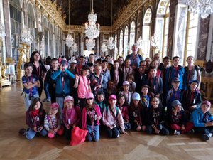 Les élèves de CE-CM de l’école de Souyri à Versailles dans la Galerie des Glaces.