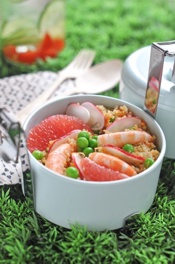 Salade de quinoa aux crevettes et aux petits légumes frais