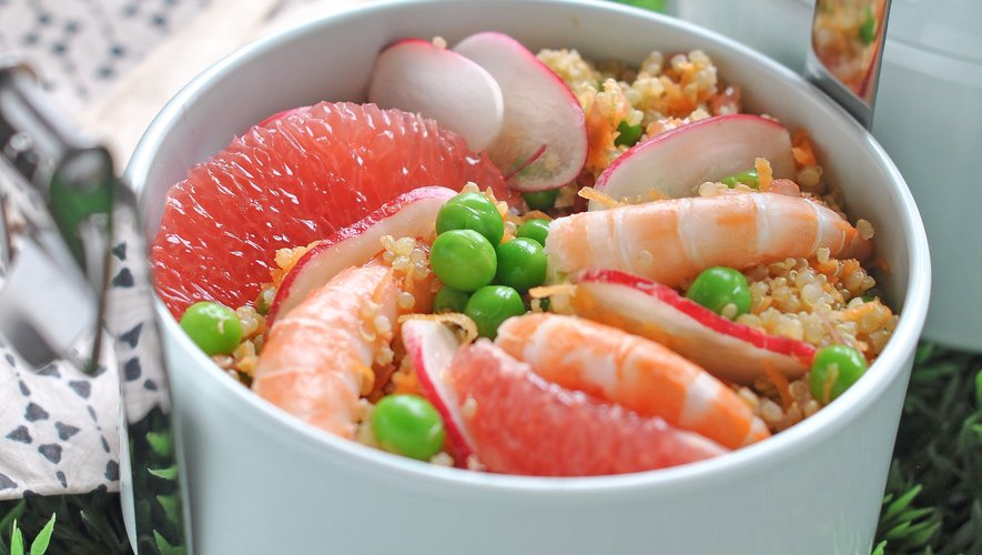 Salade de quinoa aux crevettes et aux petits légumes frais
