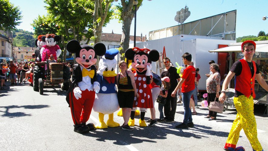 La présidente, entourée des personnages du monde de Disney.
