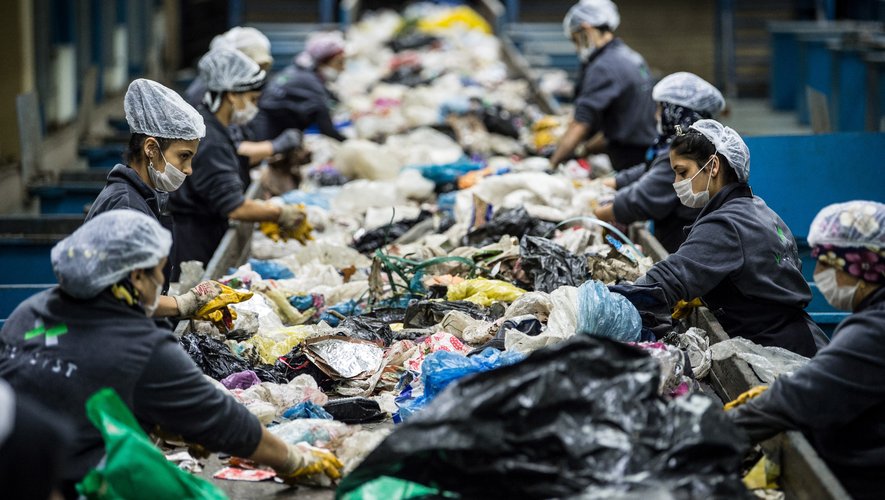 Depuis que la Chine a banni début 2018 l'importation de plastiques et d'autres catégories de déchets qu'elle recyclait, ces matières ont été redirigées massivement vers plusieurs pays d'Asie du Sud-Est, notamment la Malaisie.