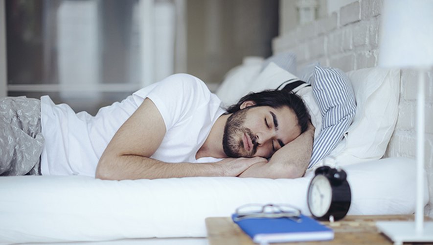 L'allongement de la durée du sommeil a (entres autres) été associé à une baisse de l'appétit et du désir de consommer des aliments sucrés et salés.