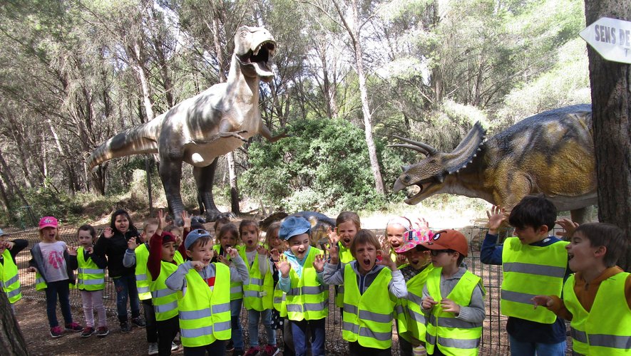 Les enfants au parc des dinosaures.