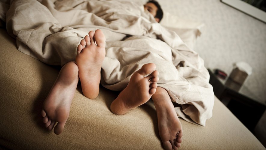 Les adolescents qui dorment moins de huit heures par nuit sont deux fois plus susceptibles de ne pas se protéger lors d’un rapport sexuel.